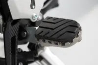 Triumph Scrambler 1200 XE [2025-2026] - podnožka ION – obrázek 4