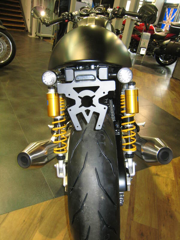 Triumph Thruxton 1200 [PŘÍSTUPOVÝ DESIGN] - držák SPZ podběh černý Triumph Thruxton 1200
