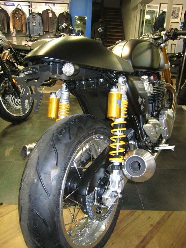 Triumph Thruxton 1200 [PŘÍSTUPOVÝ DESIGN] - držák SPZ podběh černý Triumph Thruxton 1200