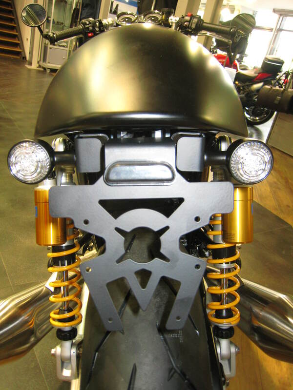 Triumph Thruxton 1200 [PŘÍSTUPOVÝ DESIGN] - držák SPZ podběh černý Triumph Thruxton 1200