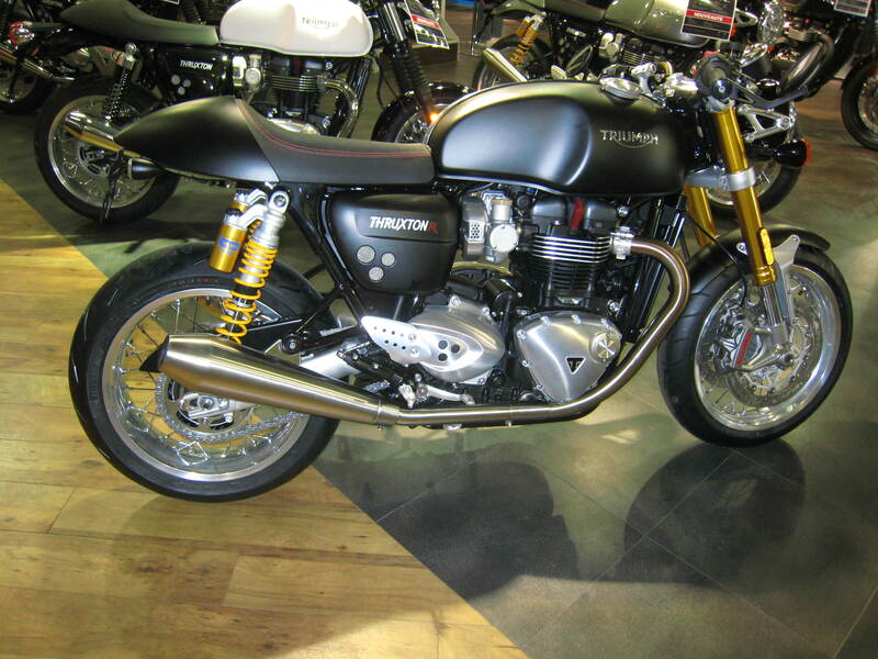 Triumph Thruxton 1200 [PŘÍSTUPOVÝ DESIGN] - držák SPZ podběh černý Triumph Thruxton 1200