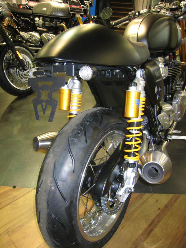 Triumph Thruxton 1200 [PŘÍSTUPOVÝ DESIGN] - držák SPZ podběh černý Triumph Thruxton 1200