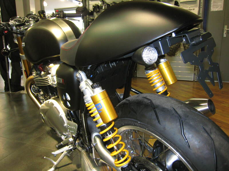 Triumph Thruxton 1200 [PŘÍSTUPOVÝ DESIGN] - držák SPZ podběh černý Triumph Thruxton 1200