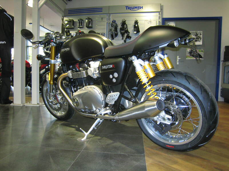 Triumph Thruxton 1200 [PŘÍSTUPOVÝ DESIGN] - držák SPZ podběh černý Triumph Thruxton 1200