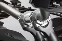 [SW-MOTECH] - Nástavec na řídítka pro Ø 22 mm, rozteč otvorů 32-38 mm, stříbrná - obrázek 4