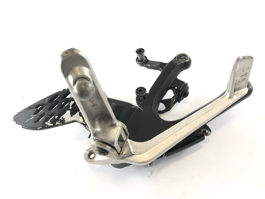 Yamaha YZF R1 RN12 [2005] - Footrest vpravo s držákem a brzdovým pedálem