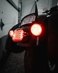 Harley Davidson Fxlr [CUSTOM DYNAMICS] – Ploché zadní světlo LED