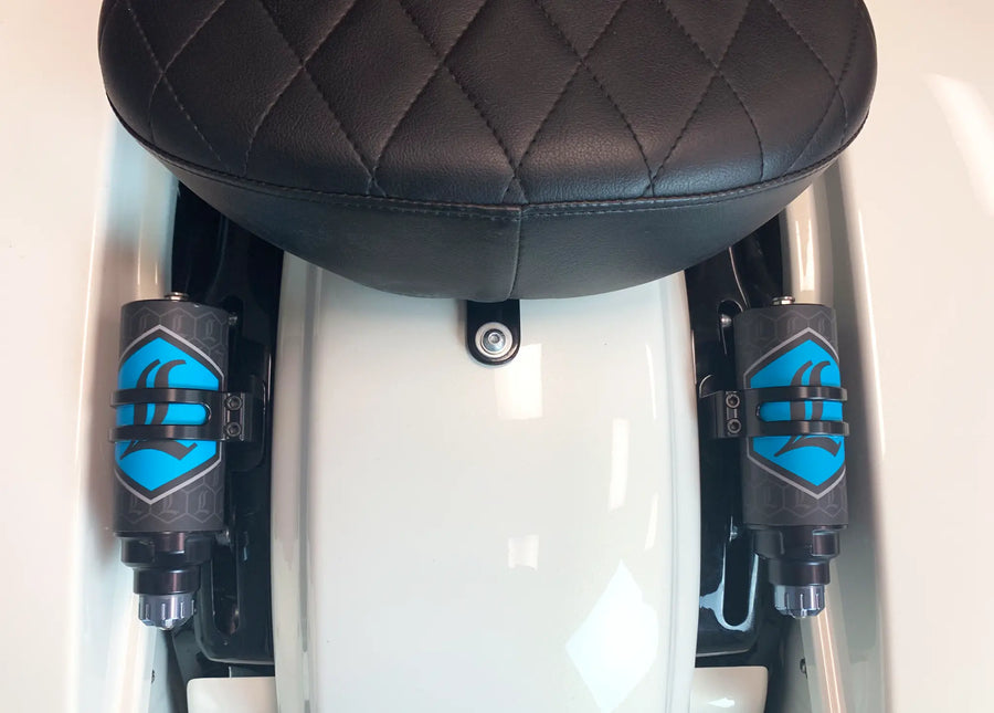 Harley-Davidson FLHXSE 1977 Street Glide CVO 121 [2025] - REVO ARC Remote Reservoir Außenbefestigung – Bild 3