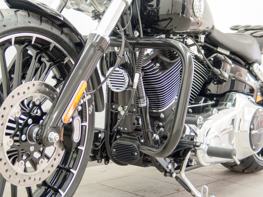 Harley Davidson Breakout (FXSB) 2013-2017 [2013-2017]-Osobní lišta, velká verze vyrobená z 38 mm trubice, úhlový tvar, černá