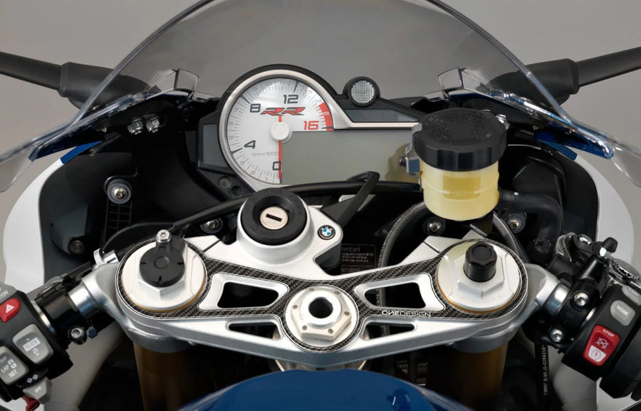 BMW S 1000 RR [ONEDESIGN] – detailní pohled na třísvorkovou ochrannou podložku
