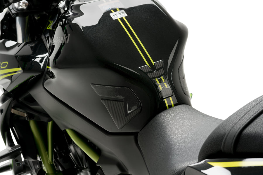 KAWASAKI Z 650 [2025] – Specifická ochrana nádrže – Karbonový vzhled