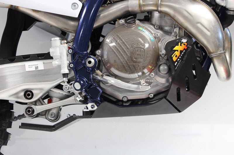 HUSQVARNA FE 501 [2024-2026] - Ochranný plech motoru