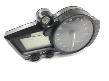 Yamaha YZF R1 RN09 [2002] - Tachometr v kokpitu sdruženého přístroje rychloměru