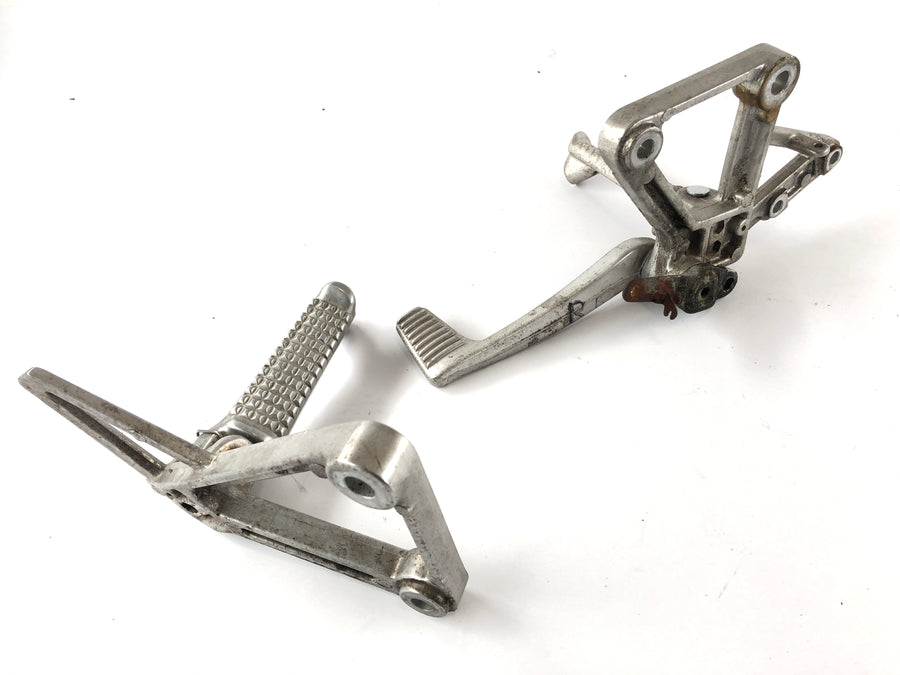 Honda VFR 750 F RC24 [1988] - Footrest's Driver's Footrests vlevo a vpravo