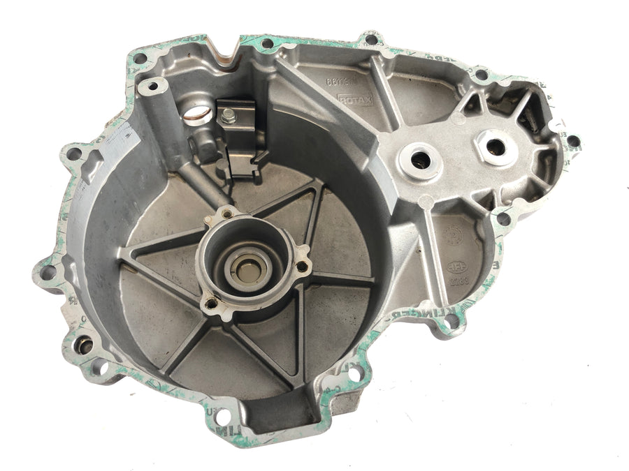 Can On The Spyder SM5 [2009] - Motor víko na levém poly poly kola