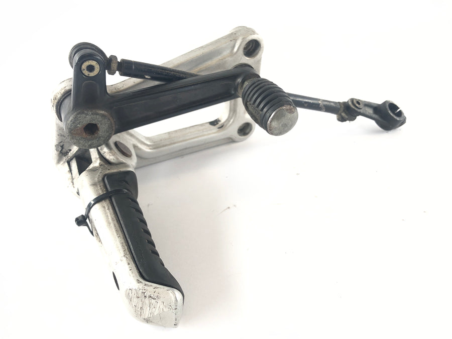 Ducati 900 SS [1992] - Footrest vlevo s nohou řidiče páky Gear