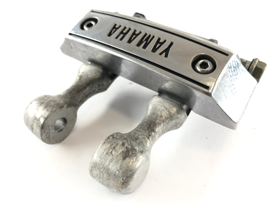 Yamaha XV 750 Virago [1991] - Distributory brzdových vedení světlometů s emblem