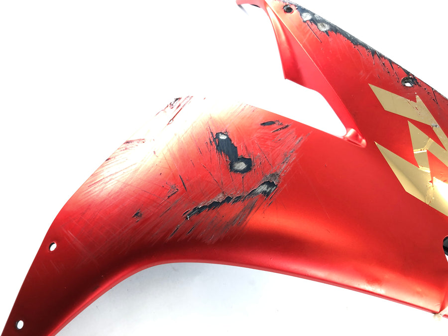 Yamaha YZF R1 RN12 [2005] - Strana opláštění v pravém horním rohu silně poškrábaná ???