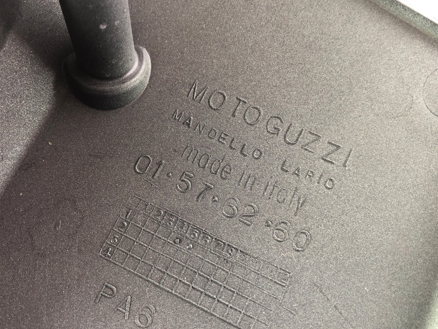 Moto Guzzi v11 Tenni [2001] - Boční díly podšívky nastavené napravo a vlevo