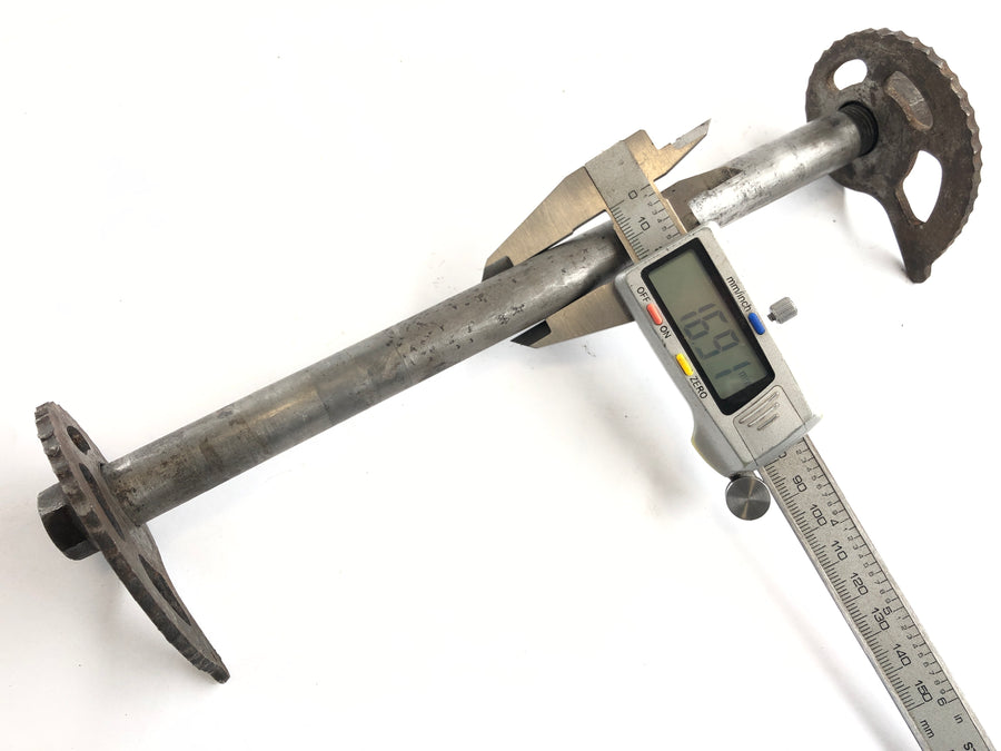Suzuki Dr 600 SN41A [1986] - Zadní náprava s napínačem řetězu