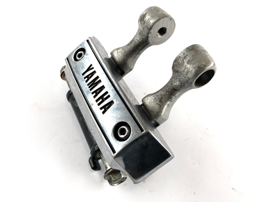 Yamaha XV 750 Virago [1991] - Distributory brzdových vedení světlometů s emblem