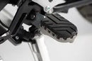 Triumph Scrambler 1200 XE [2025-2026] - podnožka ION – obrázek 3