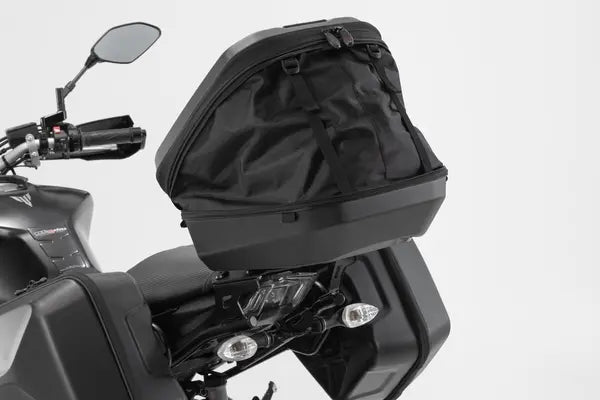 Cagiva Elefant 650 [SW-MOTECH] – varianta napínacího popruhu horního kufru Urban ABS se základní vložkou
