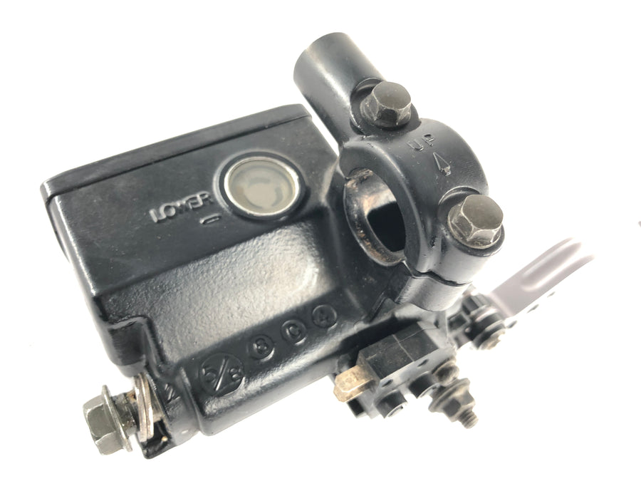 Suzuki DL 1000 V -strom [2006] - brzdové čerpadlo na přední páce ruční brzdy s brzdovou rukojetí