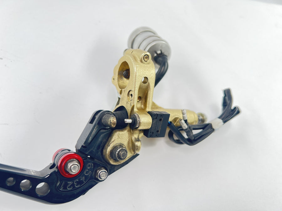 Ducati Monster S4R M4 [2004] - spojka pumpy spojka uchycení řídítek vlevo
