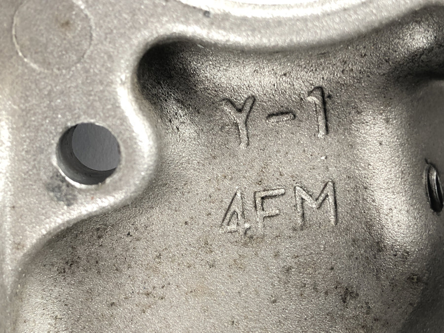 Yamaha YZF 750 R 4HN [1996] - zámečník s mostem vidlice nad víkem zámku zapalovacího zámku a zámkem sedadla