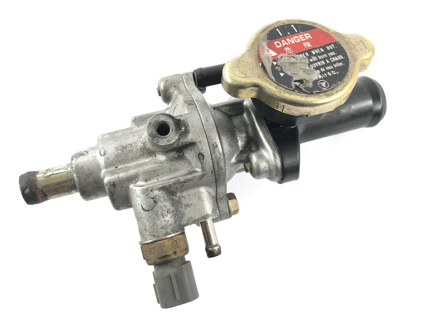 Honda VTX 1800 SC46 [2004] - Přípojka chladící kapaliny rozdělovače chladicí vody termostatu
