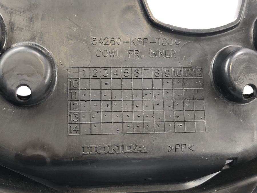 Honda CBR 125 R JC50 [2012] - záběr kokpitu na vnitřní kapotáž kokpitu