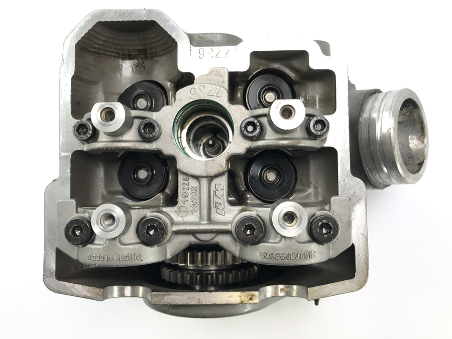 KTM 950 SM LC8 [2008] - hlava válce vzadu