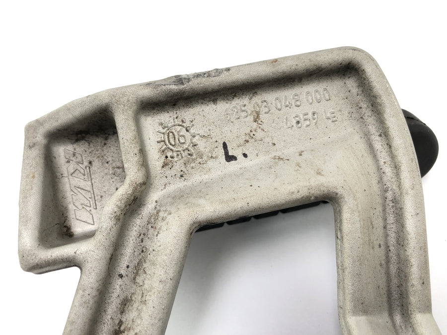 KTM 950 SM LC8 [2008] - Držák Footrest Footrest na levém spolujezdcích