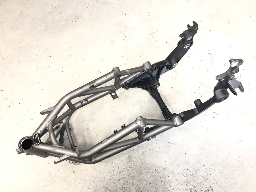 Ducati Multistrada 1200 S Touring [2009] - Rám hlavního rámu s papíry