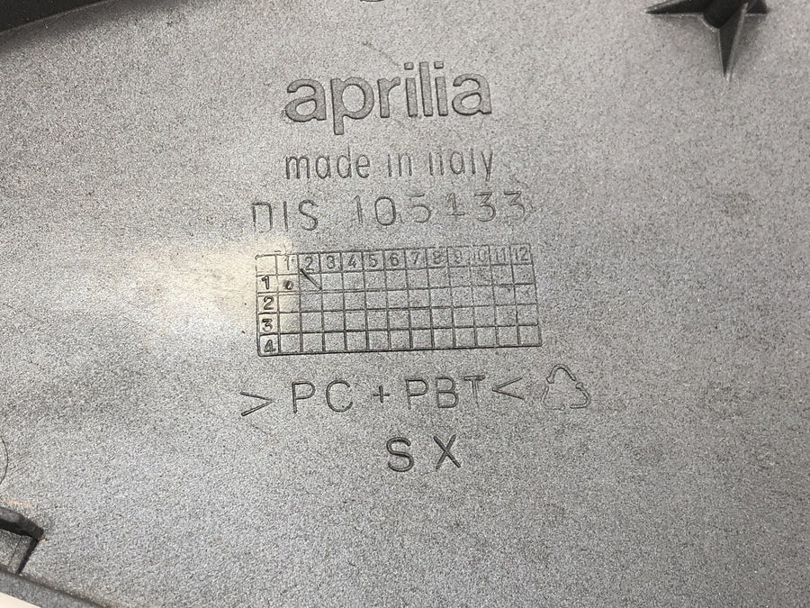 Aprilia RST 1000 FUTURA [2002] - Boční opláštění na pravé straně panelu sedadla