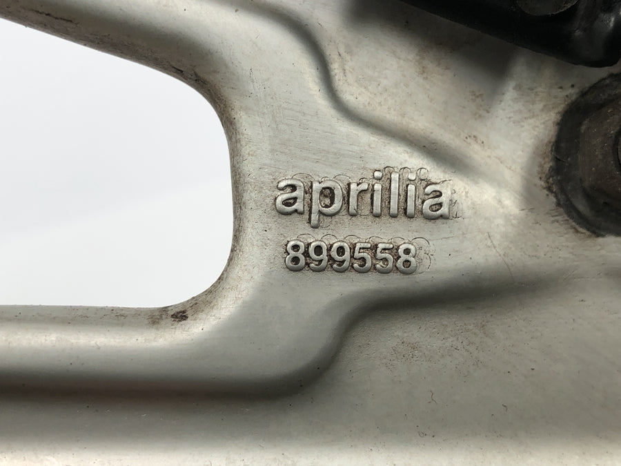 Aprilia RS 125 TW [2017] - Opěrka nohou řidiče, systém opěrky levé nohy s řadící pákou