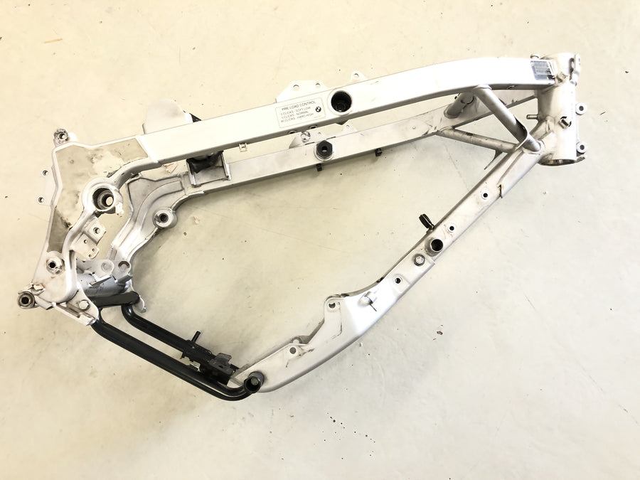 BMW F 650 GS R13 [2002] - rám s papíry