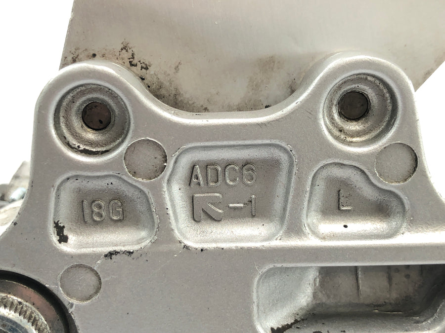 Suzuki GSX R 1000 WVBZ K3 [2003] - Systém stupaček Držák levé stupačky řidiče s řadící pákou