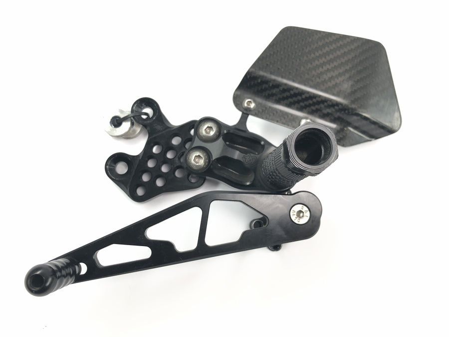 Suzuki GSX R 1000 WVB6 K6 [2006] - systém opěrky nohou Gilles Tooling se zprávou o opěrce nohou řidiče