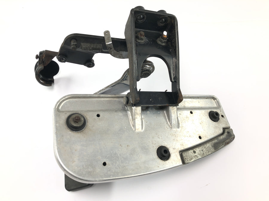 Yamaha XV 1600 Wild Star VP08 [2002] - stupačka řidiče stupačka stupačka přední pravá přední s brzdovým pedálem
