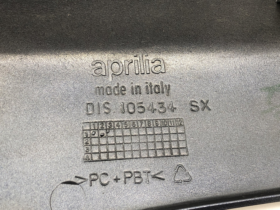 Aprilia RST 1000 FUTURA [2002] - Oplášťování sedadel za pravým zadním pláštěm
