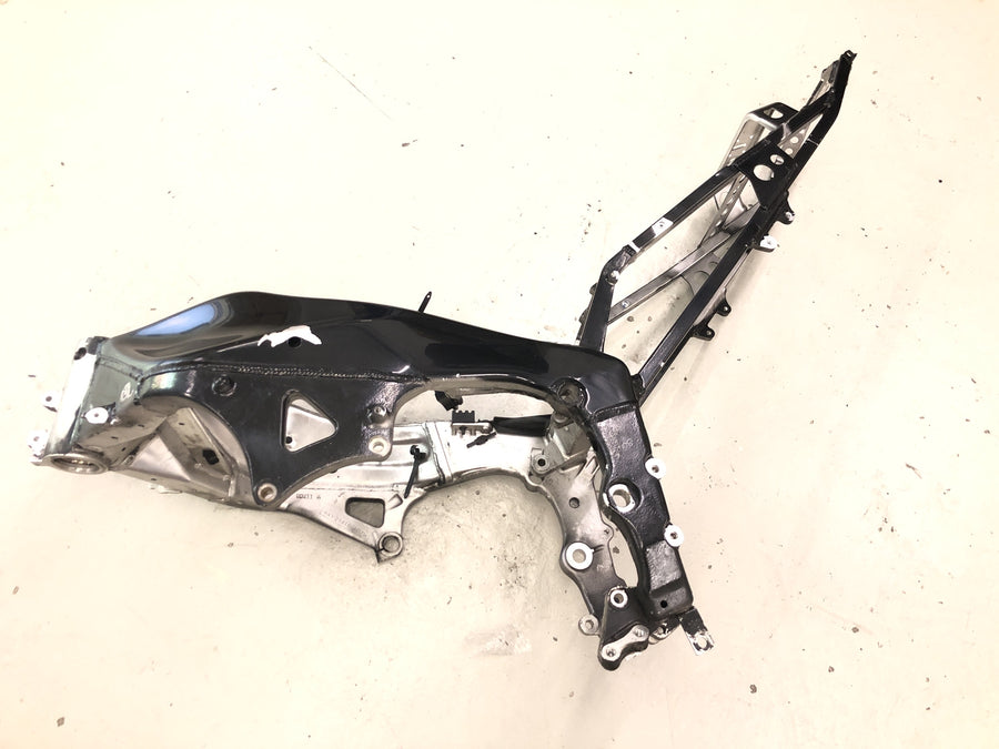 Yamaha YZF R1 RN04 [2001] - Rám hlavního rámu podvozku s papíry