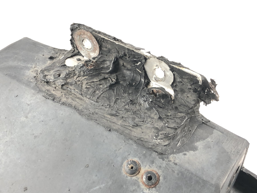 Kawasaki ZRX 1200 S ZRT20A [2001] - Zadní vnitřní panel, spodní část, zadní blatník, uchycení zadního světla