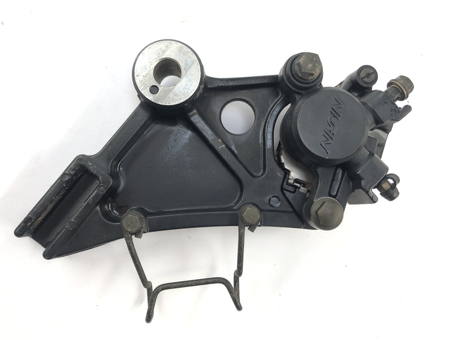 Honda CB 750 RC42 [1996] - brzdový třmen vzadu s kotevní deskou