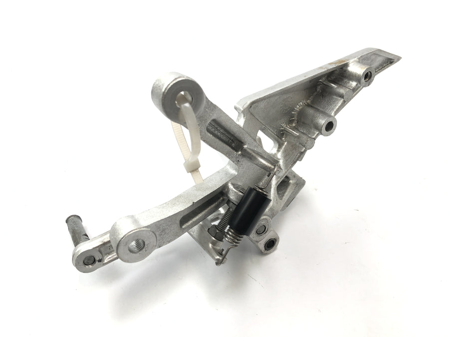 Aprilia RST 1000 FUTURA [2002] - Footrest řidiče dozrává vpravo s brzdovým pedálem