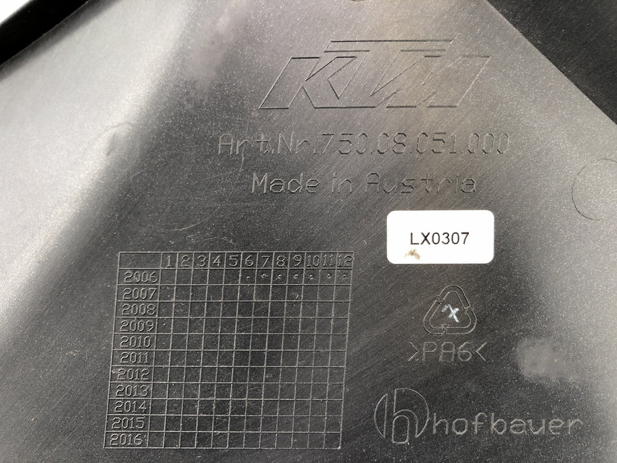 KTM 690 SM Prestige [2007] - Boční oplášťování pravého obložení maskovací části