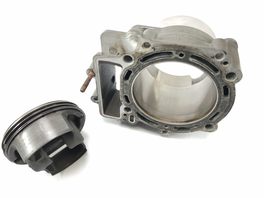 KTM 950 SM LC8 [2008] - válec s písty vzadu