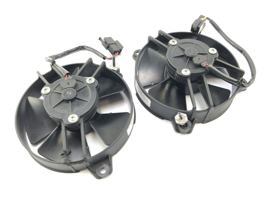 Aprilia RSV4 1000 [2010] - pár ventilátorů radiátoru