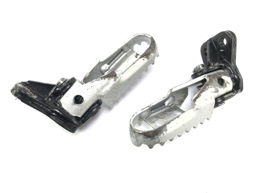 Husqvarna SM 630 A4 [2010] - Footrest řidiče na levé a pravé sadě
